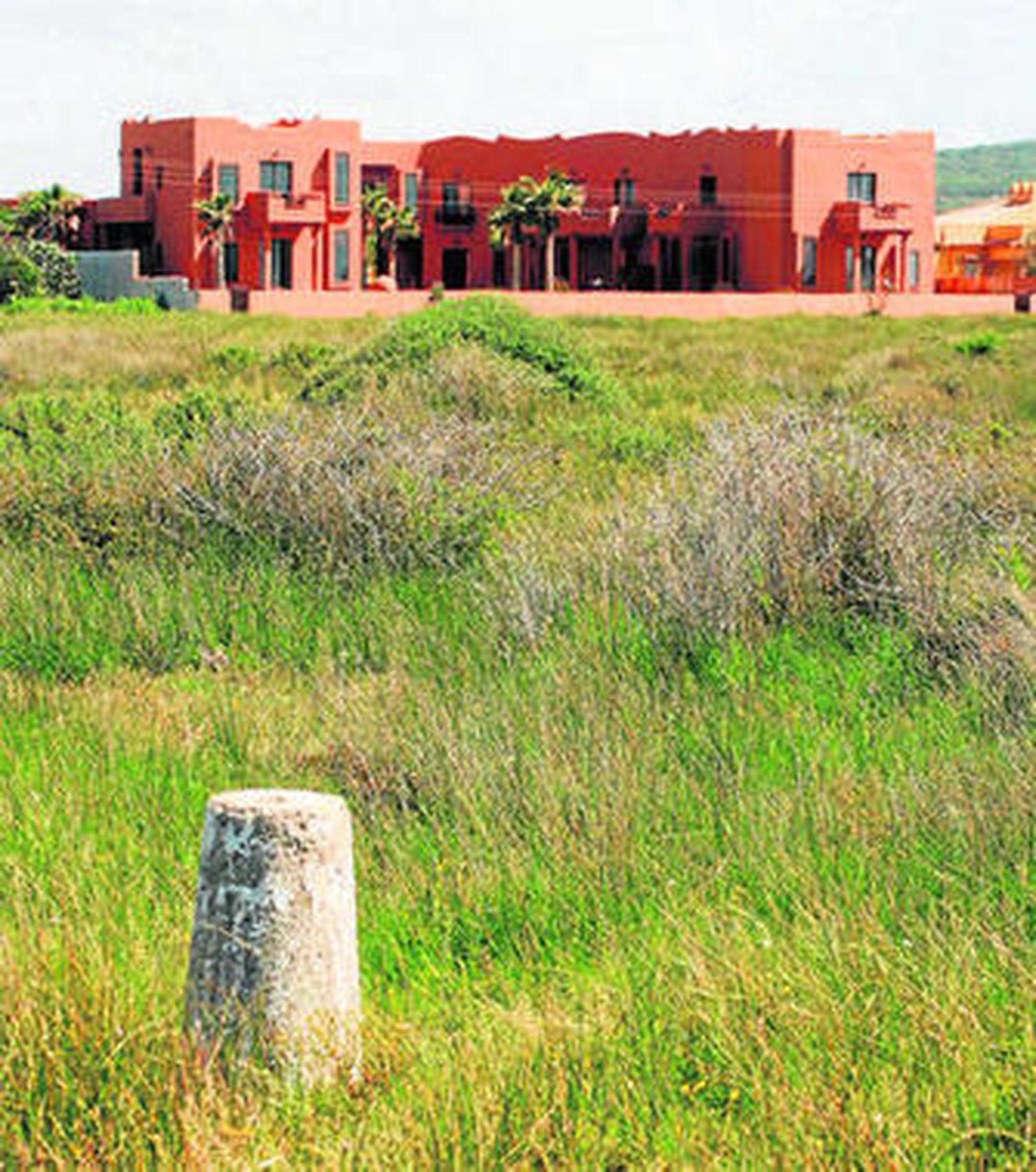 El hotel Zahora Riad visto desde el hito de la Demarcación de Costas en la ensenada de Trafalgar.