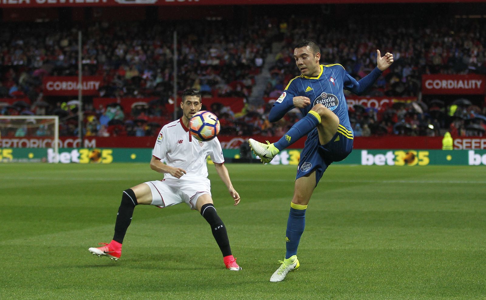 Escudero sigue de cerca a Aspas.