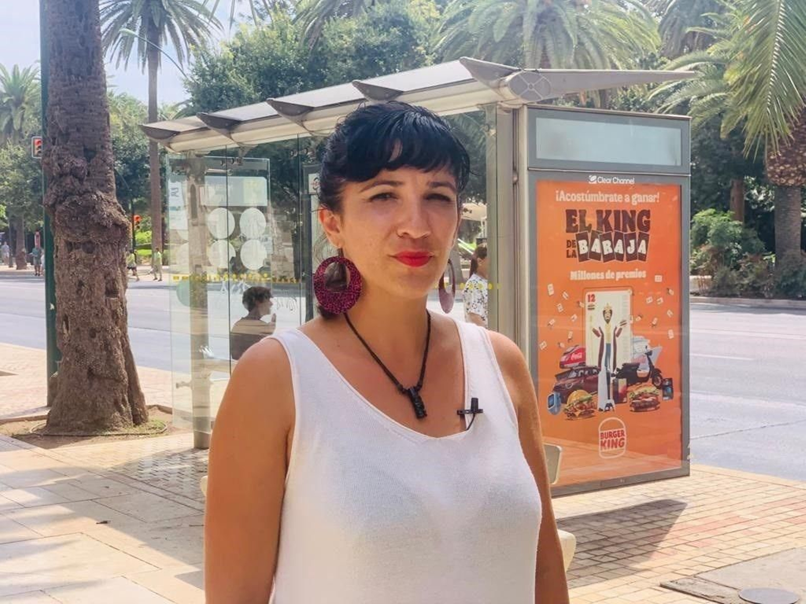 Toni Morillas, portavoz de Con Málaga, junto a una parada de autobús.