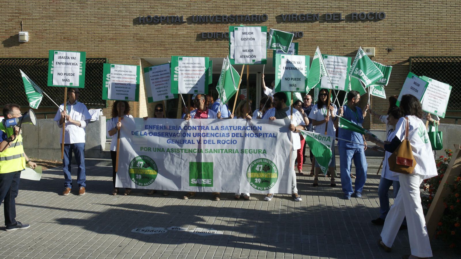 Protesta de profesionales delante del Hospital Virgen del Rocío.