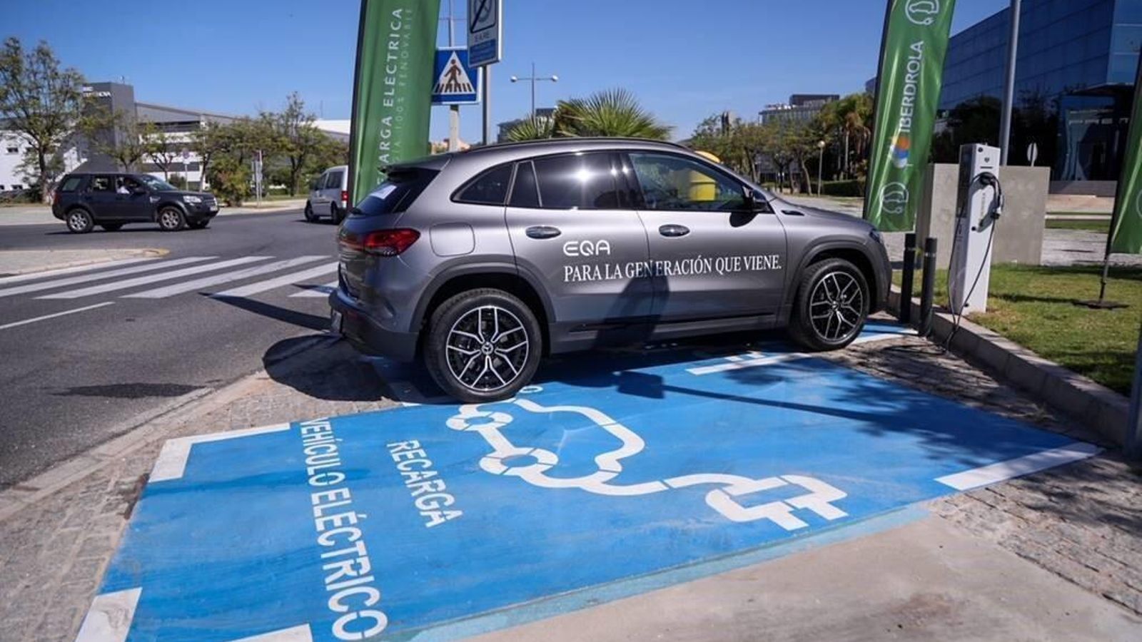 Uno de los puntos  de la red de recarga pública para coches eléctricos que Iberdrola y el Ayuntamiento de Málaga han puesto en marcha