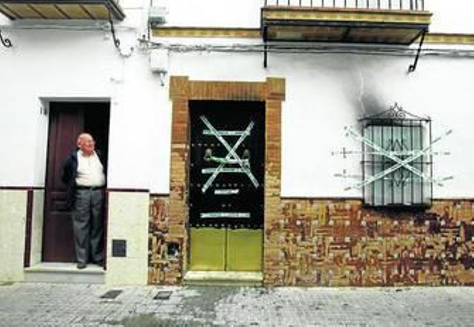 Un vecino de Arahal, junto a la vivienda en la que murieron dos menores y sus abuelos.