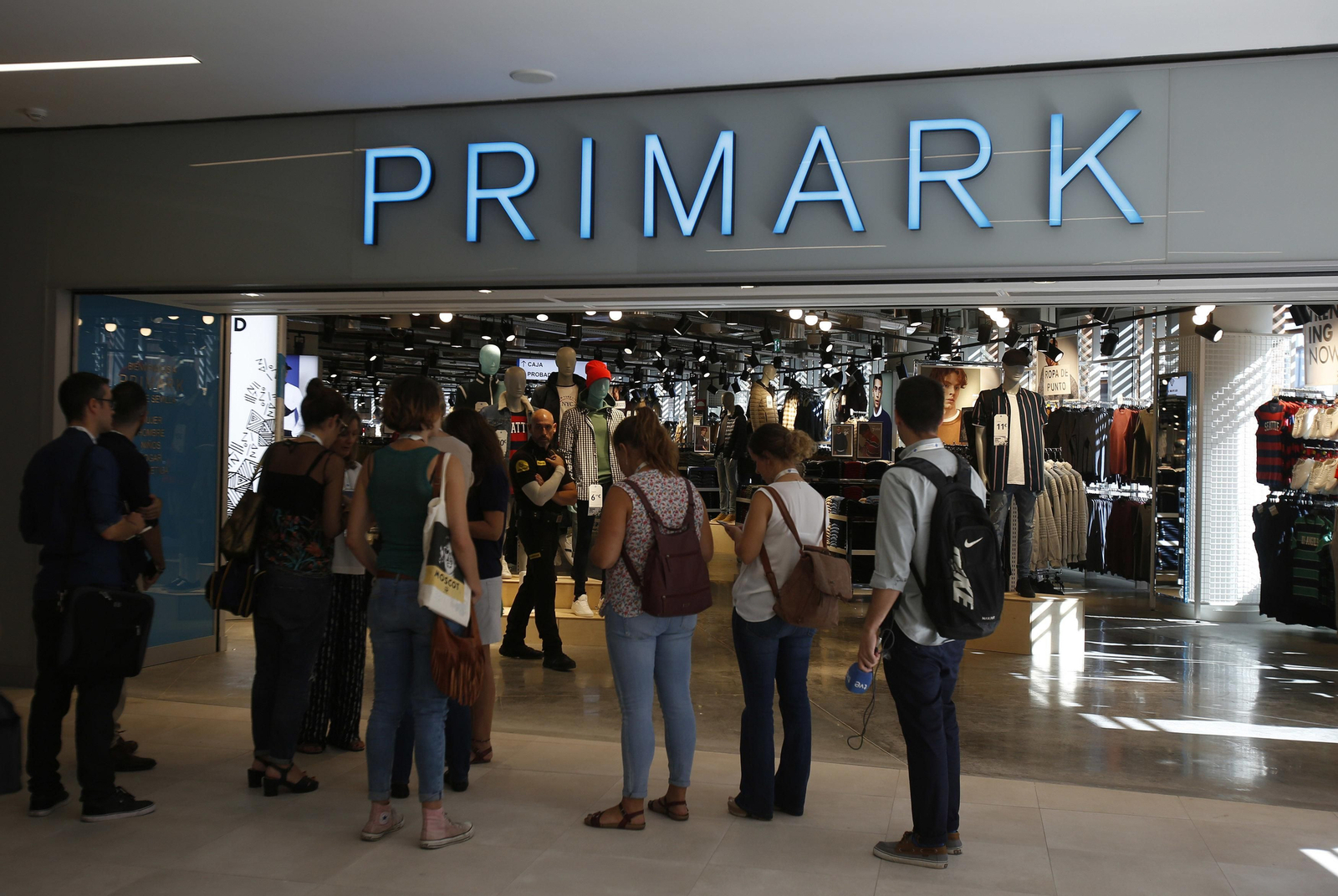 Los preparativos de la próxima apertura del centro comercial Torre Sevilla, en imágenes