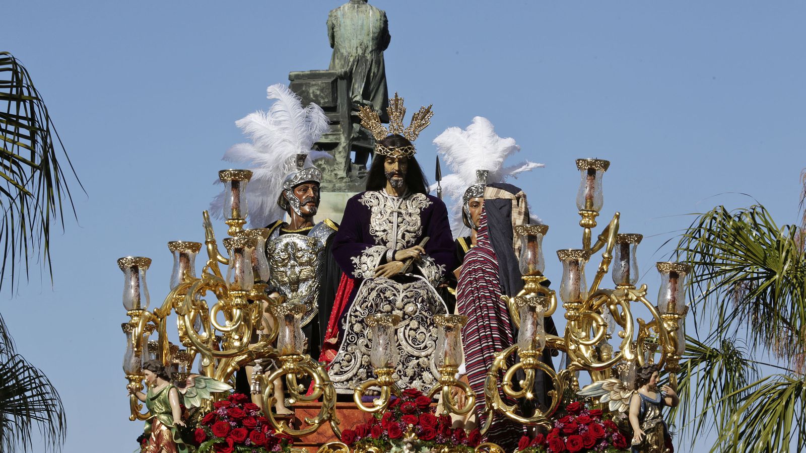 El paso de Jesús de la Salud, por la plaza de San Juan de Dios.