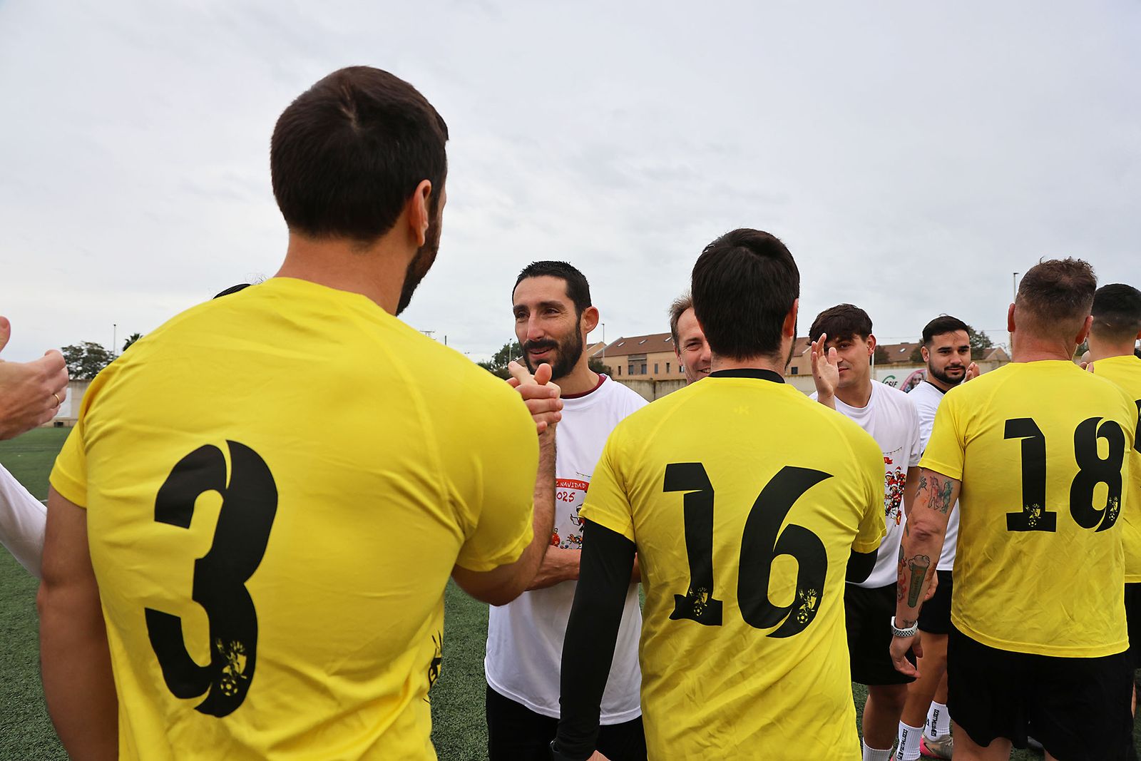 Periodistas y políticos disputan su tradicional partido navideño de fútbol