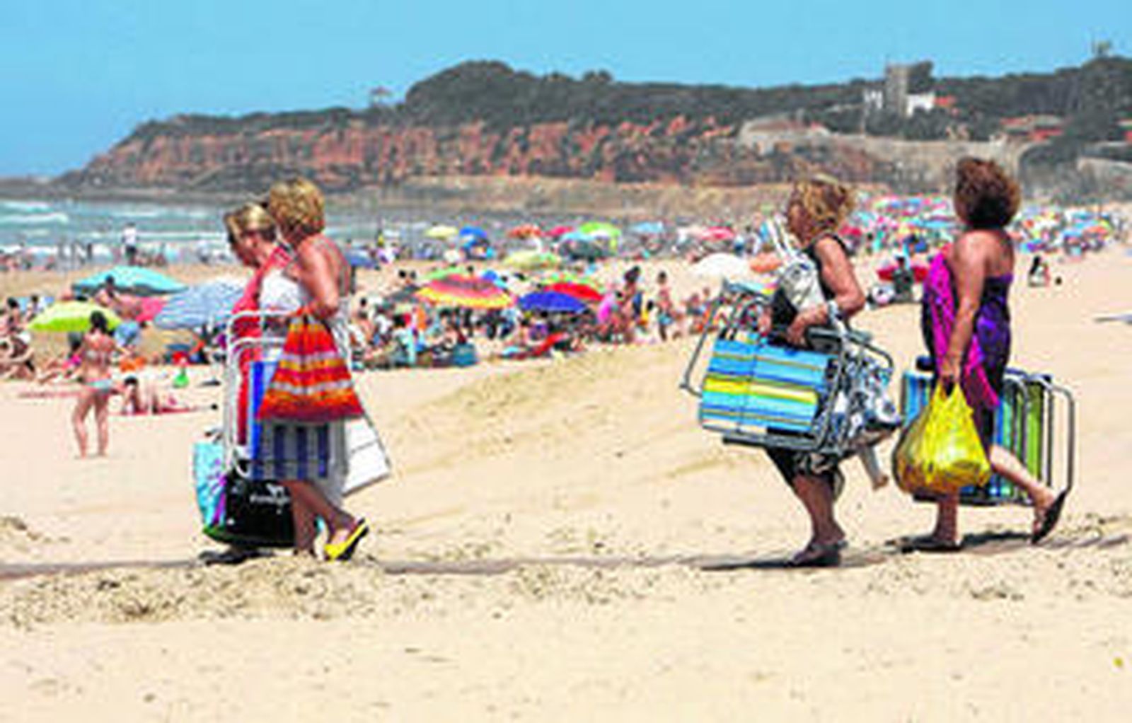 La jornada festiva fue aprovechada ayer por numerosas personas para disfrutar del buen día de playa.