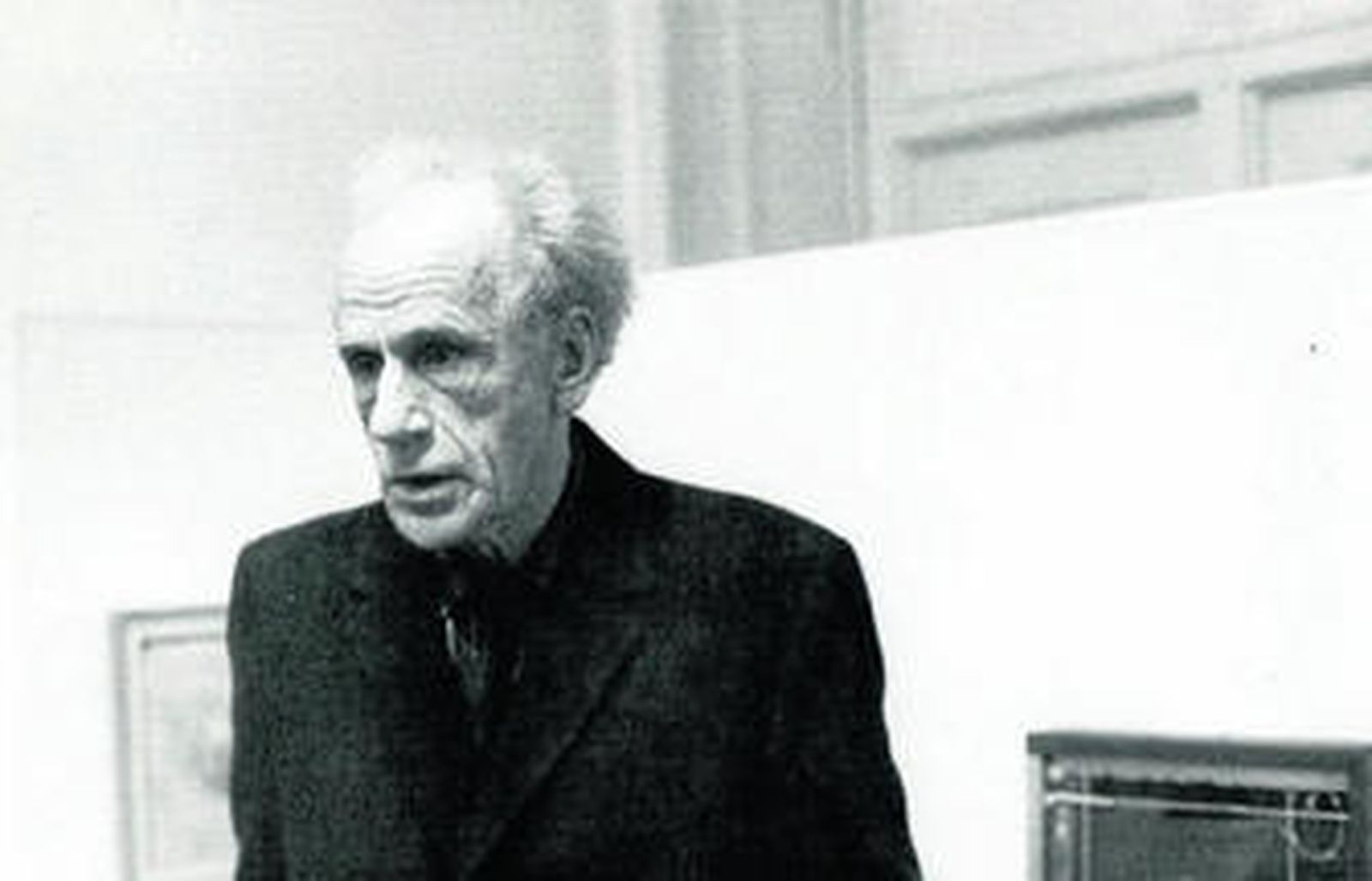 El artista y cineasta experimental Joseph Cornell (24 de diciembre de 1903-29 de diciembre de 1972).