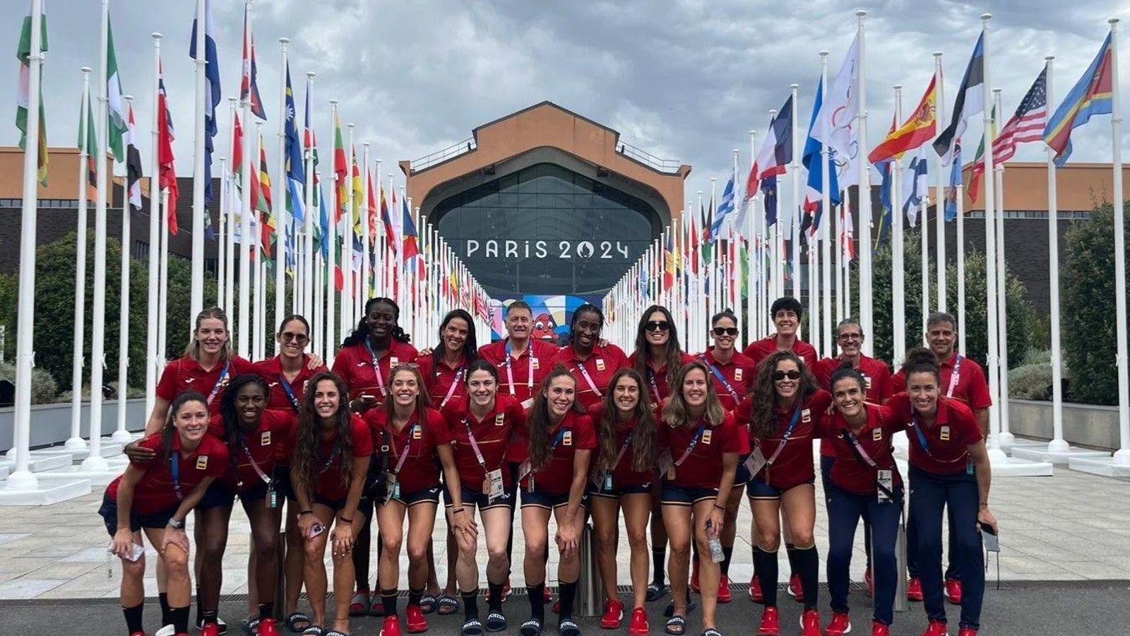 La selección española de balonmano en París preparada para disputar la prueba de balonmano.