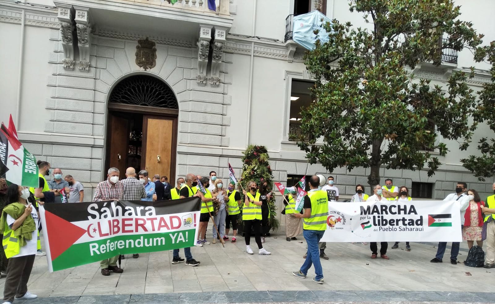Se leyó un manifiesto a favor del pueblo saharaui frente al Ayuntamiento de Granada.