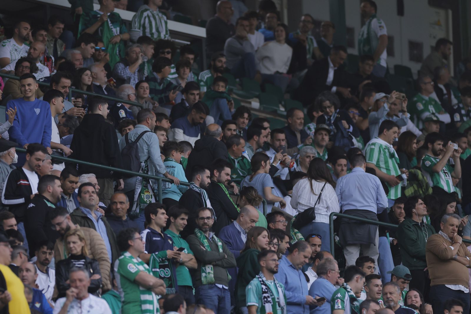 Búscate en las fotos del Betis-Manchester