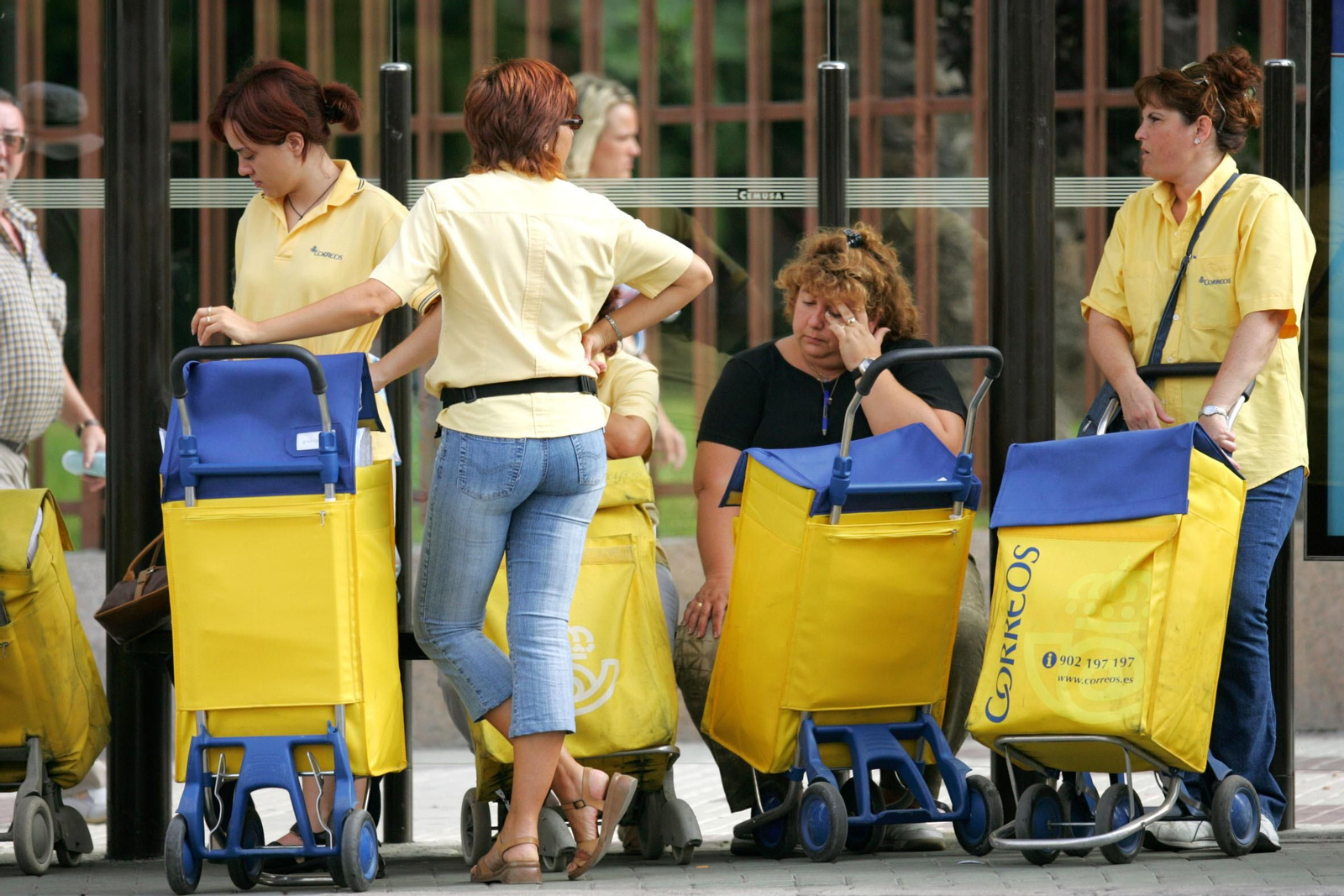 Trabajadoras de Correos en una imagen de archivo.