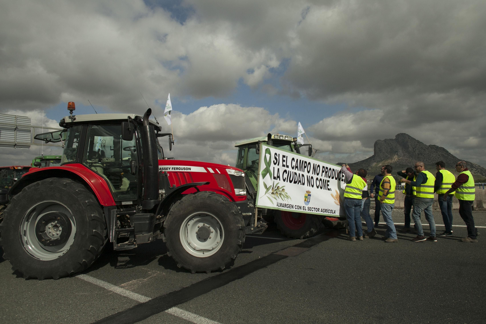 Las fotos de los tractores que han cortado las carreteras en Antequera