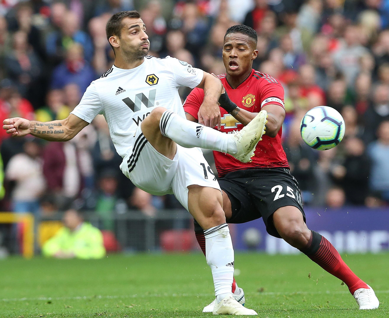 Jonny Otto, en un partido ante el Manchester United.