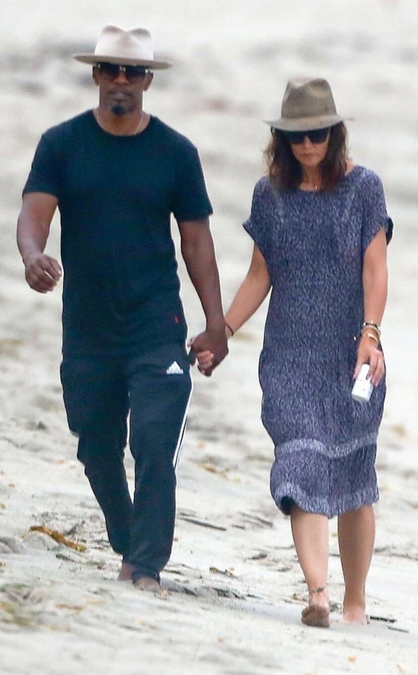 Jamie Foxx y Katie Holmes, paseando de la mano en 2017 por una playa de Malibú.