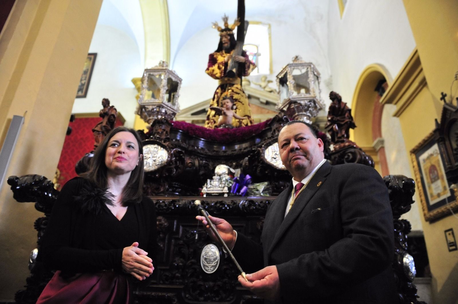 La alcaldesa, Patricia Cavada, entrega al hermano mayor de la cofradía, Miguel Ángel Cruceira, el bastón para el Regidor Perpetuo.