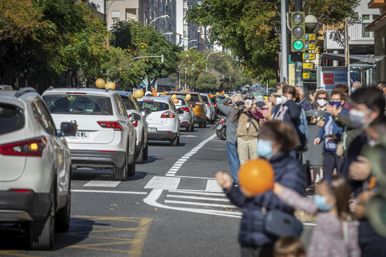 Imágenes de la caravana de coches en Cádiz contra la Ley Celaá