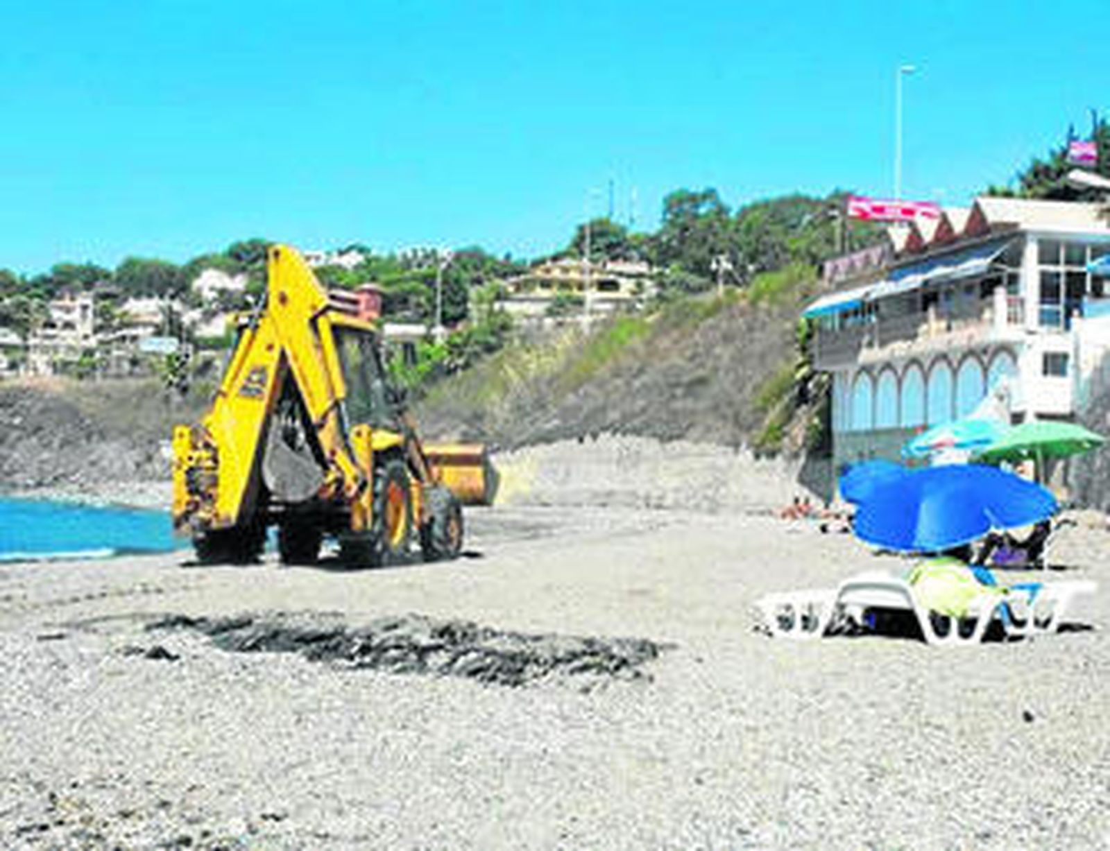 Una excavadora lleva a cabo las tareas de regeneración de la arena.