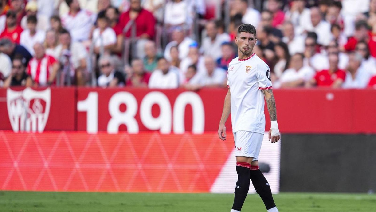 José Ángel Carmona durante el Sevilla - Girona.