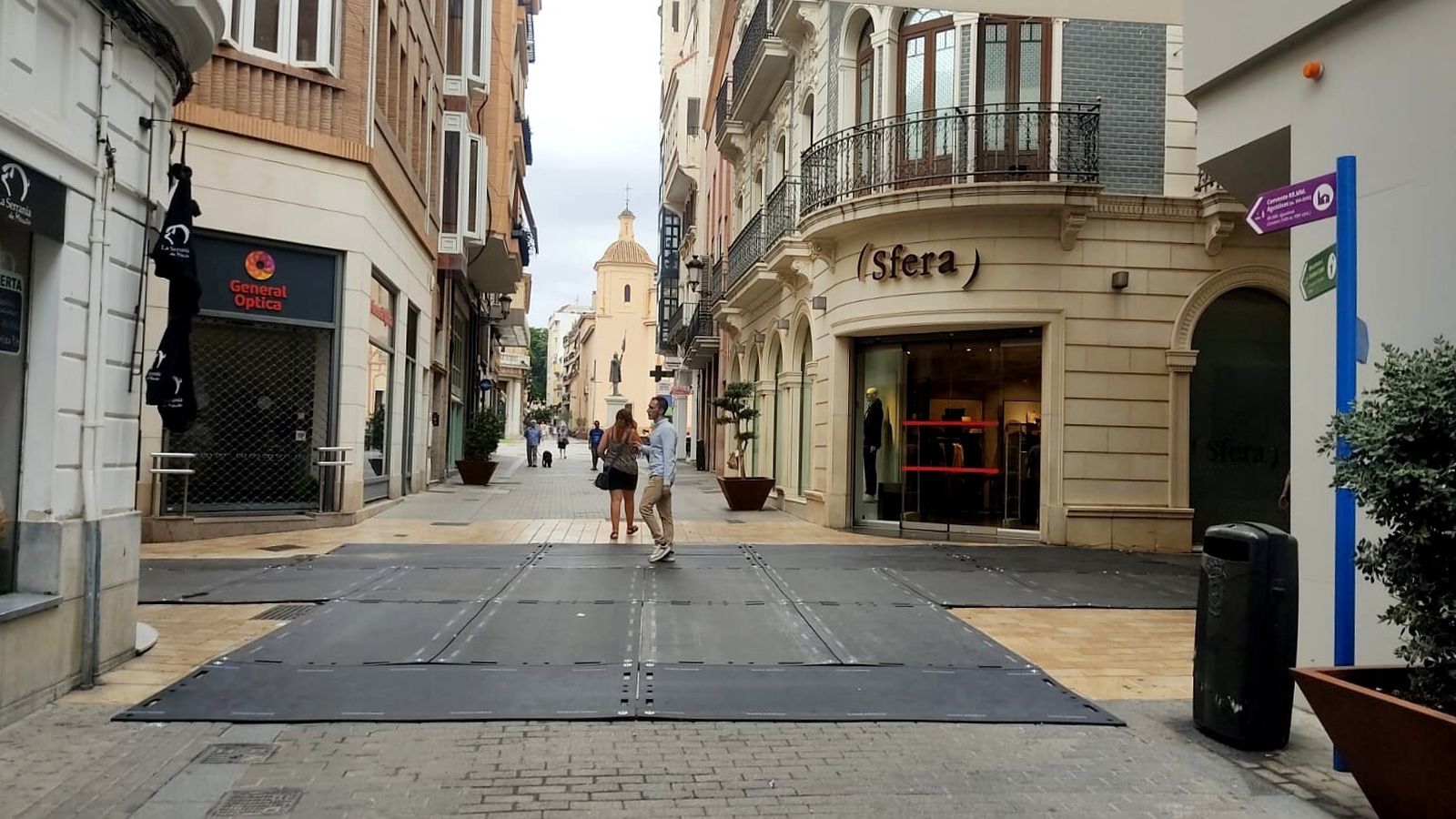 Los paneles se extienden hasta la esquina con la calle Vázquez López.