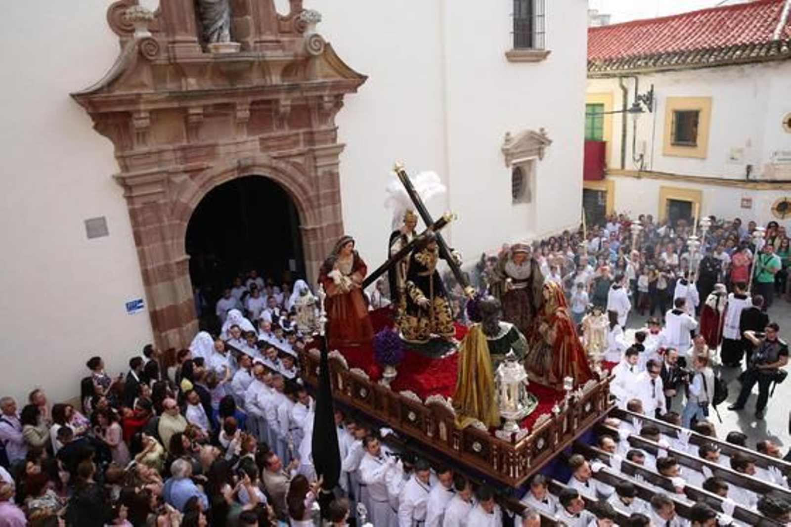 Jesús Nazareno de la Salutación tras su salida de Felipe Neri.

Foto: Marilu Báez / L. M. Gómez Pozo