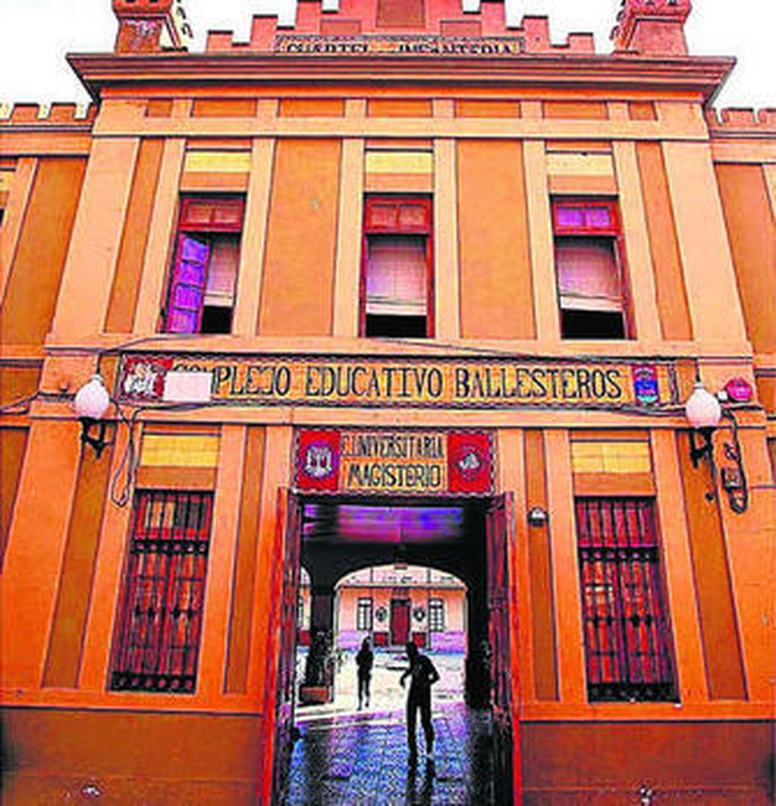 Imagen de la entrada al complejo educativo Ballesteros, donde está la Escuela de Magisterio.