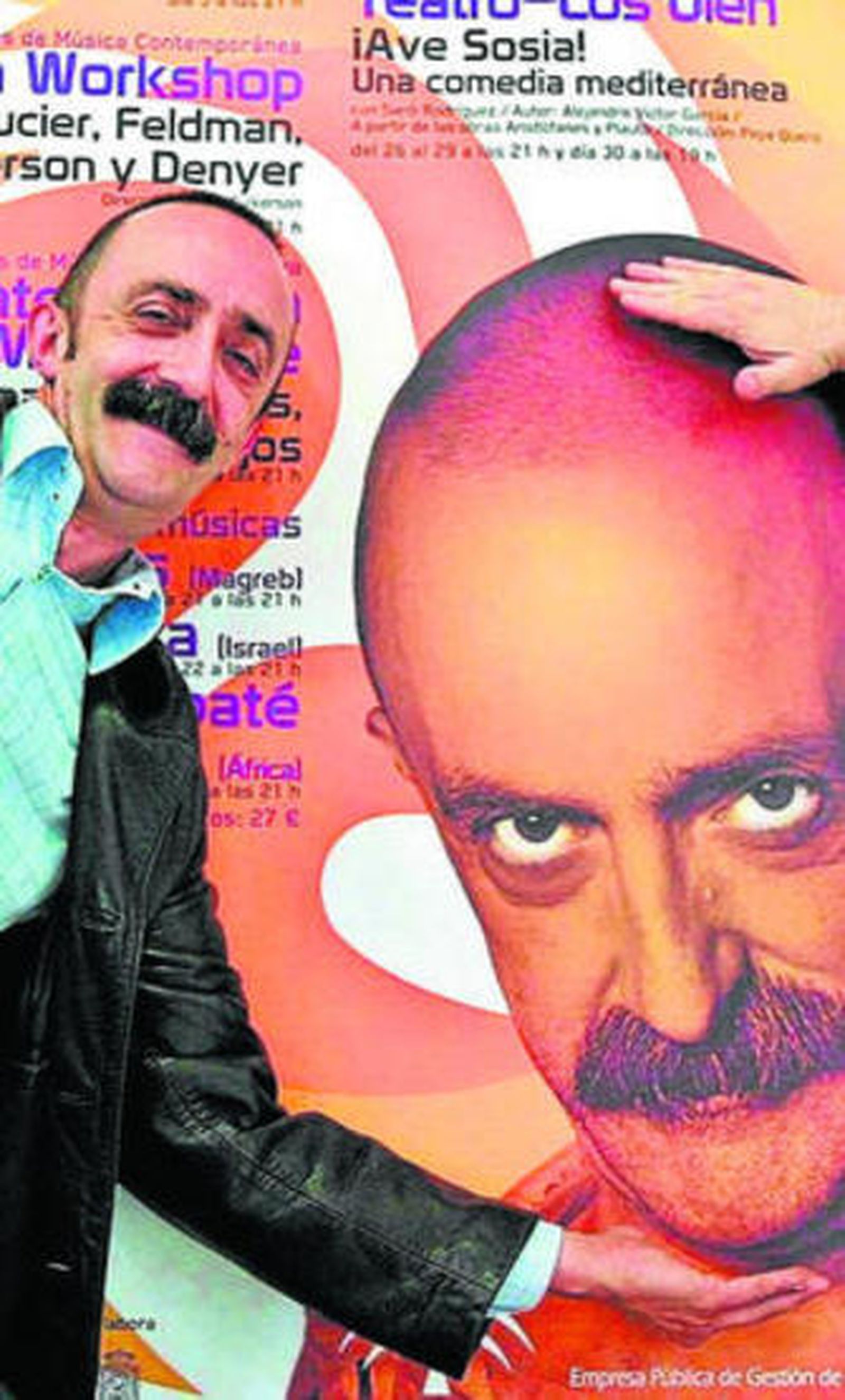 Santi Rodríguez junto a un cartel promocional con su efigie.