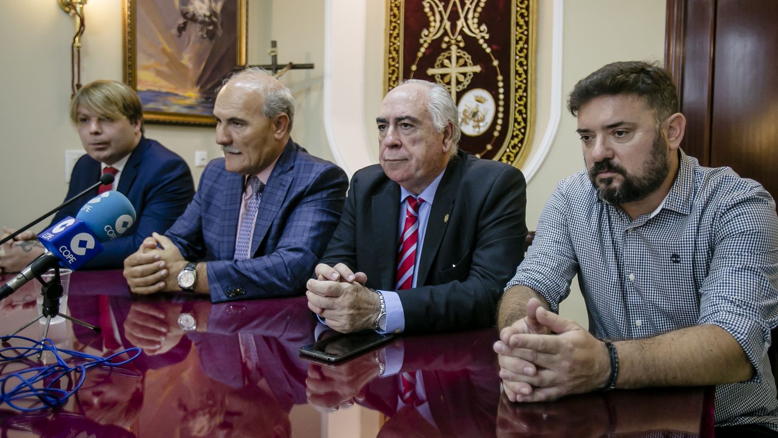 Los pregoneros de la Semana Santa y de las Glorias 2020 y el hermano mayor de Sanidad, con el presidente del Consejo