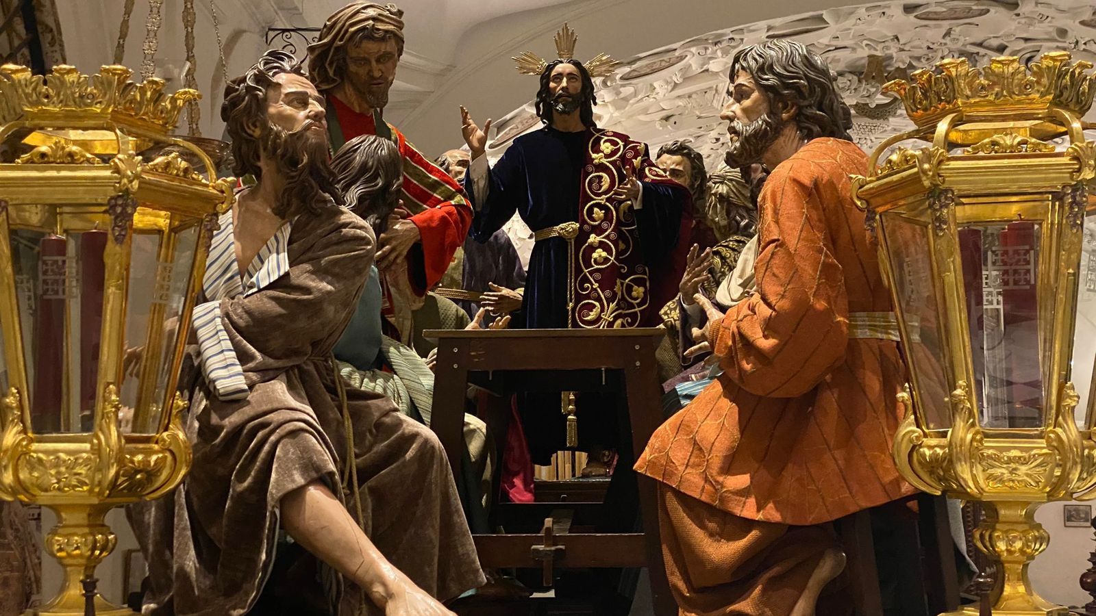 Los ropajes del apostolado, vistos desde el frontal del paso.