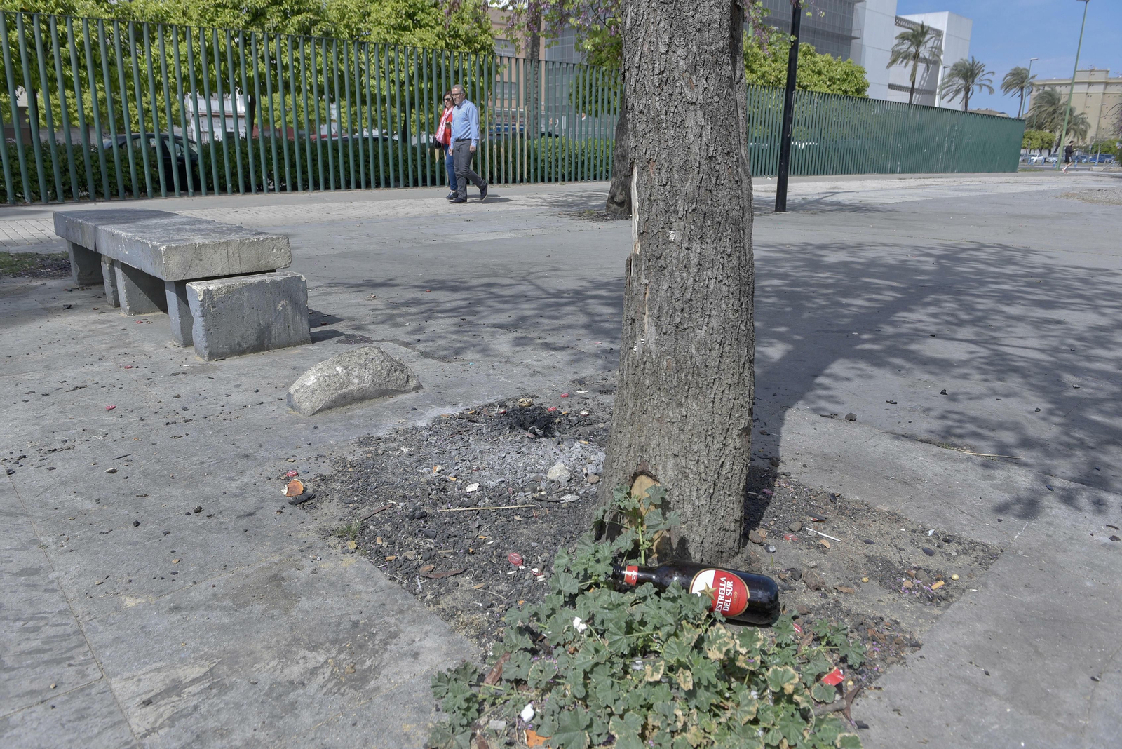 El mal estado de la Ronda del Tamarguillo, en imágenes
