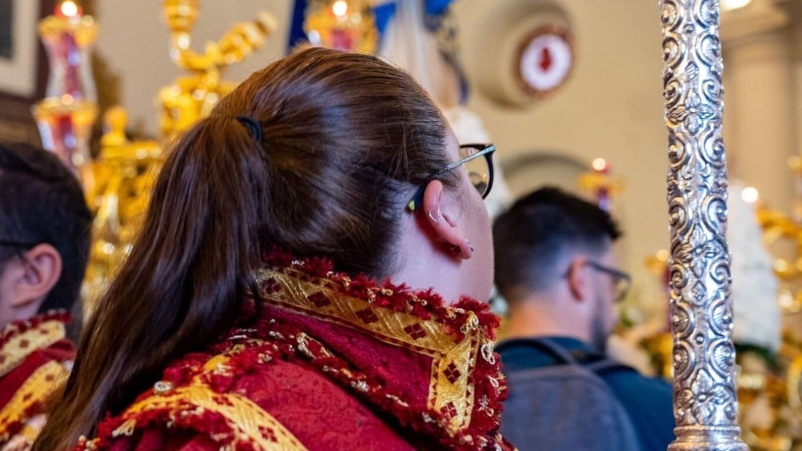 La onubense porta un cirial en la Hermandad de la Cena en Huelva.