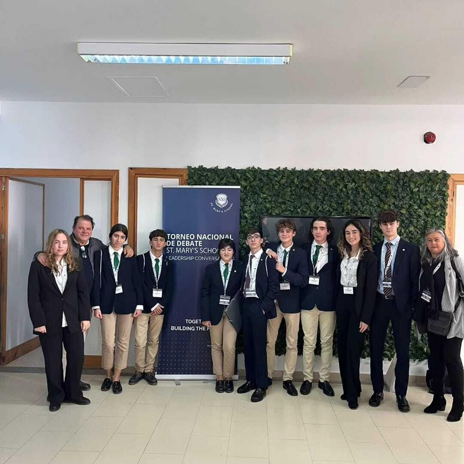 Participantes del Liceo de San Fernando en el Torneo Nacional celebrado este fin de semana, junto a sus formadores.