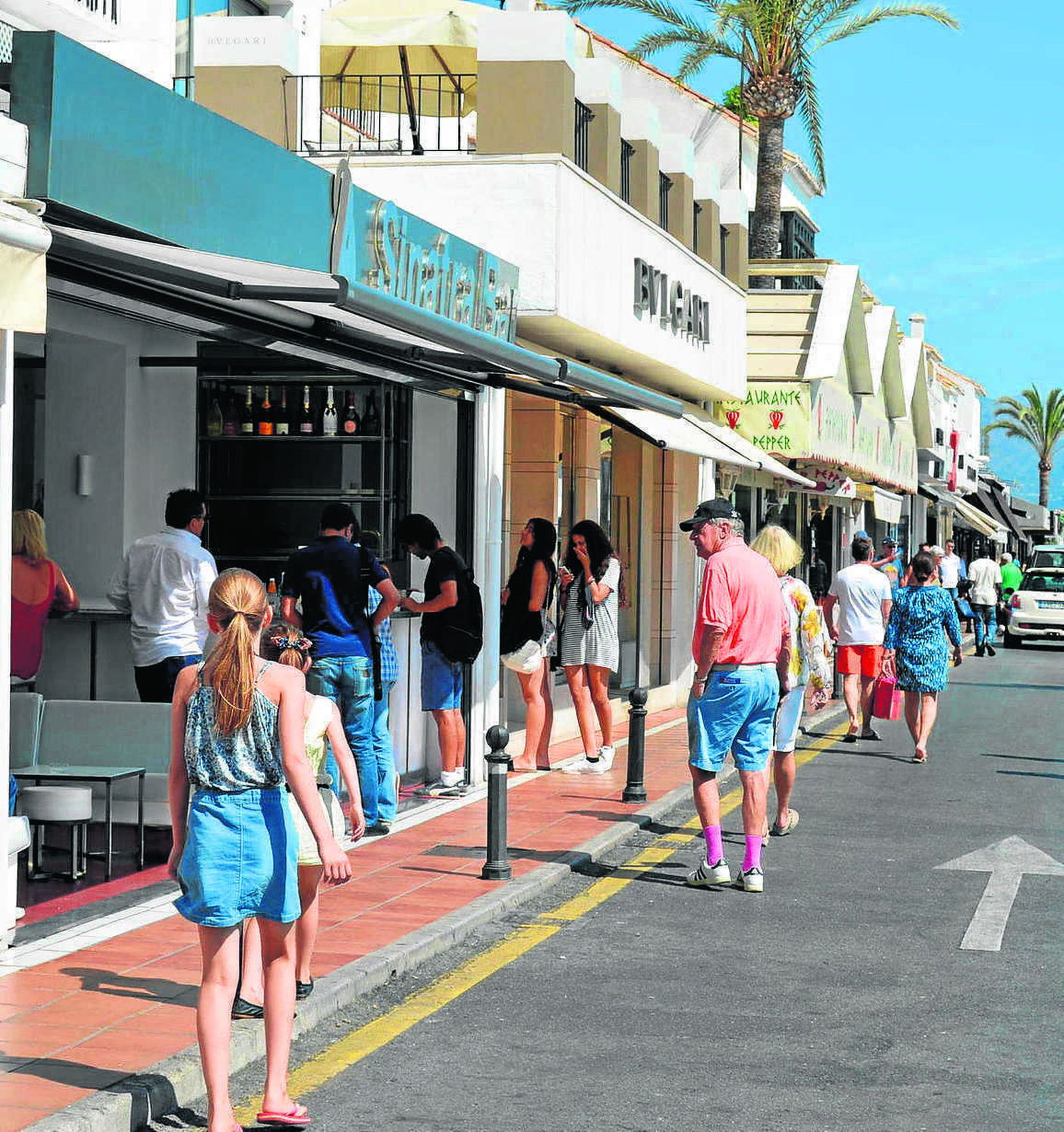 Turistas pasean por Puerto Banús.