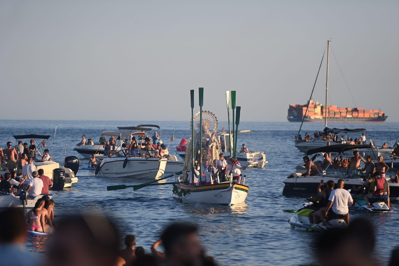 La Virgen del Carmen embarca en el Arroyo de los pilones, en Pedregalejo
