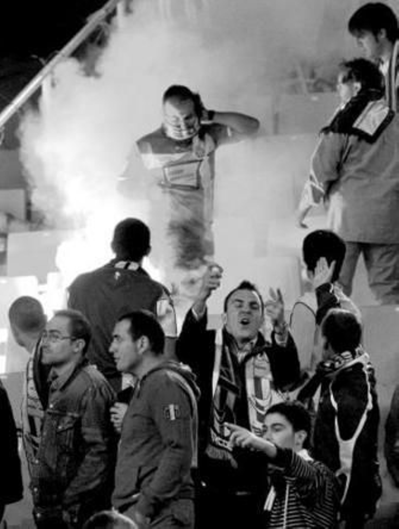 Aficionados periquitos tratan de apagar una bengala.