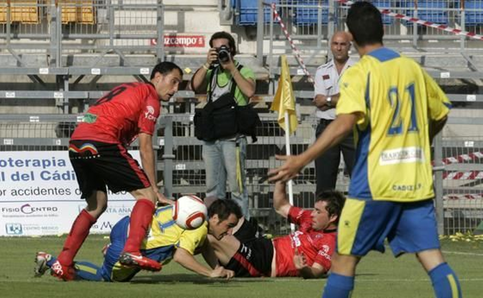 López Silva cae en la jugada que dio origen al penalti en el minuto 4 de partido. 

Foto: Jesus Marin