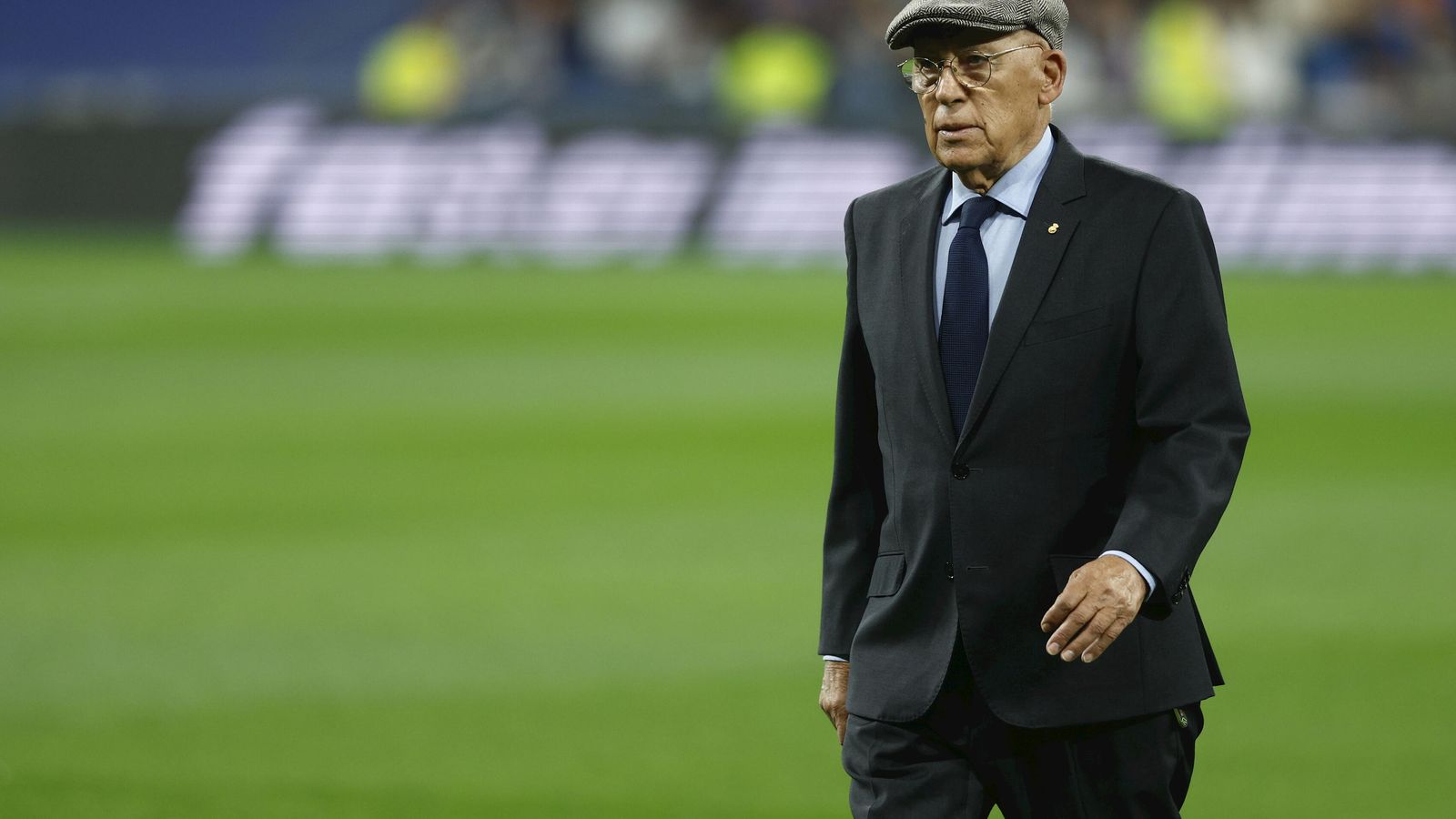 'El brujo' Amancio en un acto en el Santiago Bernabéu