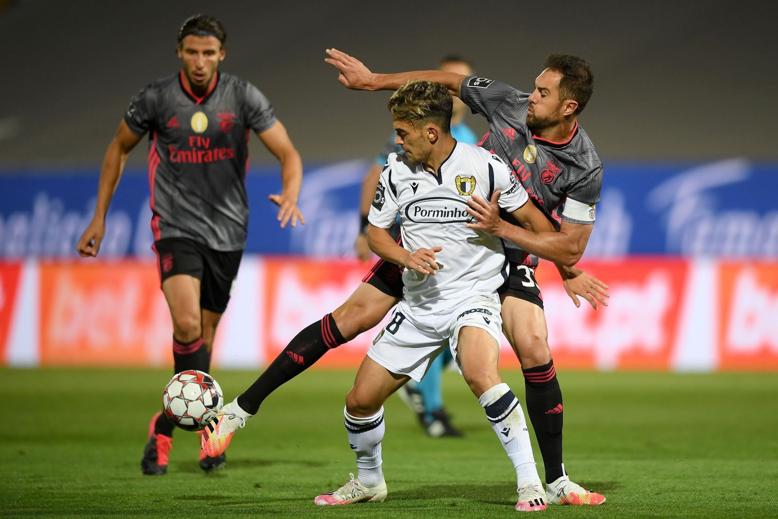 Nahuén Pérez, de blanco, en un partido de la liga portuguesa.