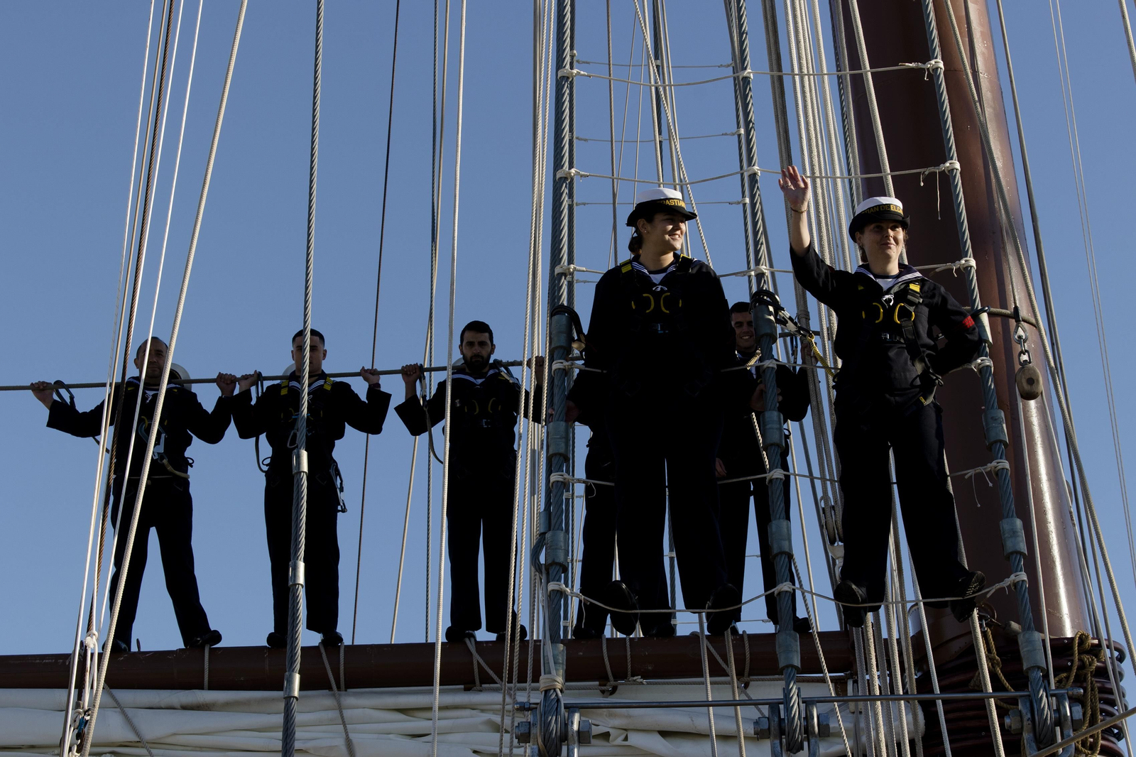 Las imágenes de la salida del buque  "Juan Sebastián de Elcano" del muelle de Cádiz.