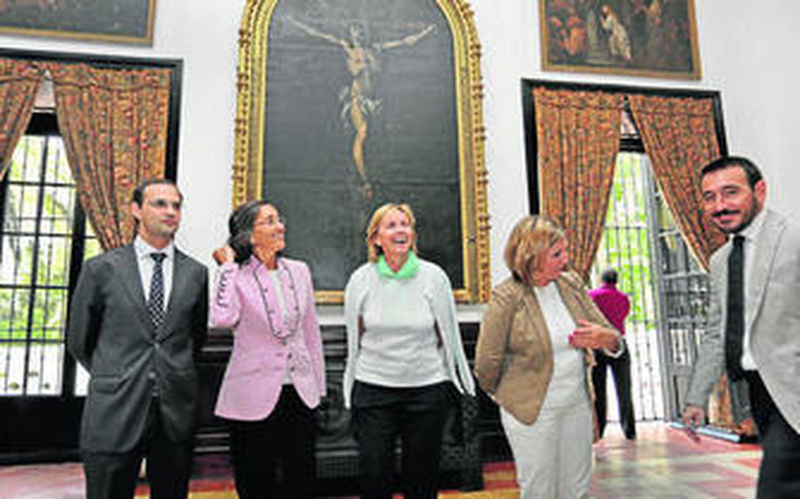 De izquierda a derecha, Víctor Mora, Rosa Aguilar, Liliane Dahlmann, Irene García y Fernando López Gil, en el Palacio de los Guzmanes de Sanlúcar.