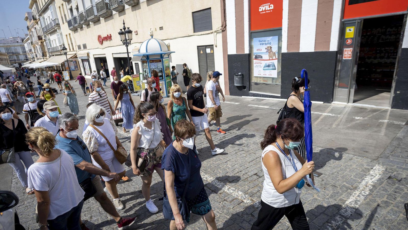 Un grupo de turistas sigue a una guía por el exterior del Mercado Central.
