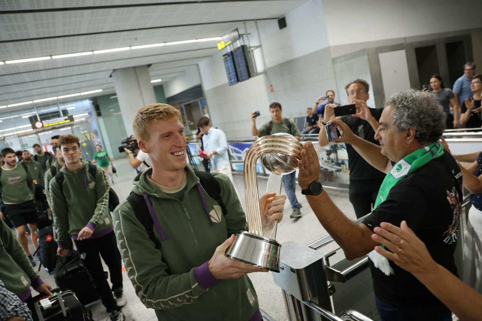 El Unicaja brinda la Copa Intercontinental con la afición