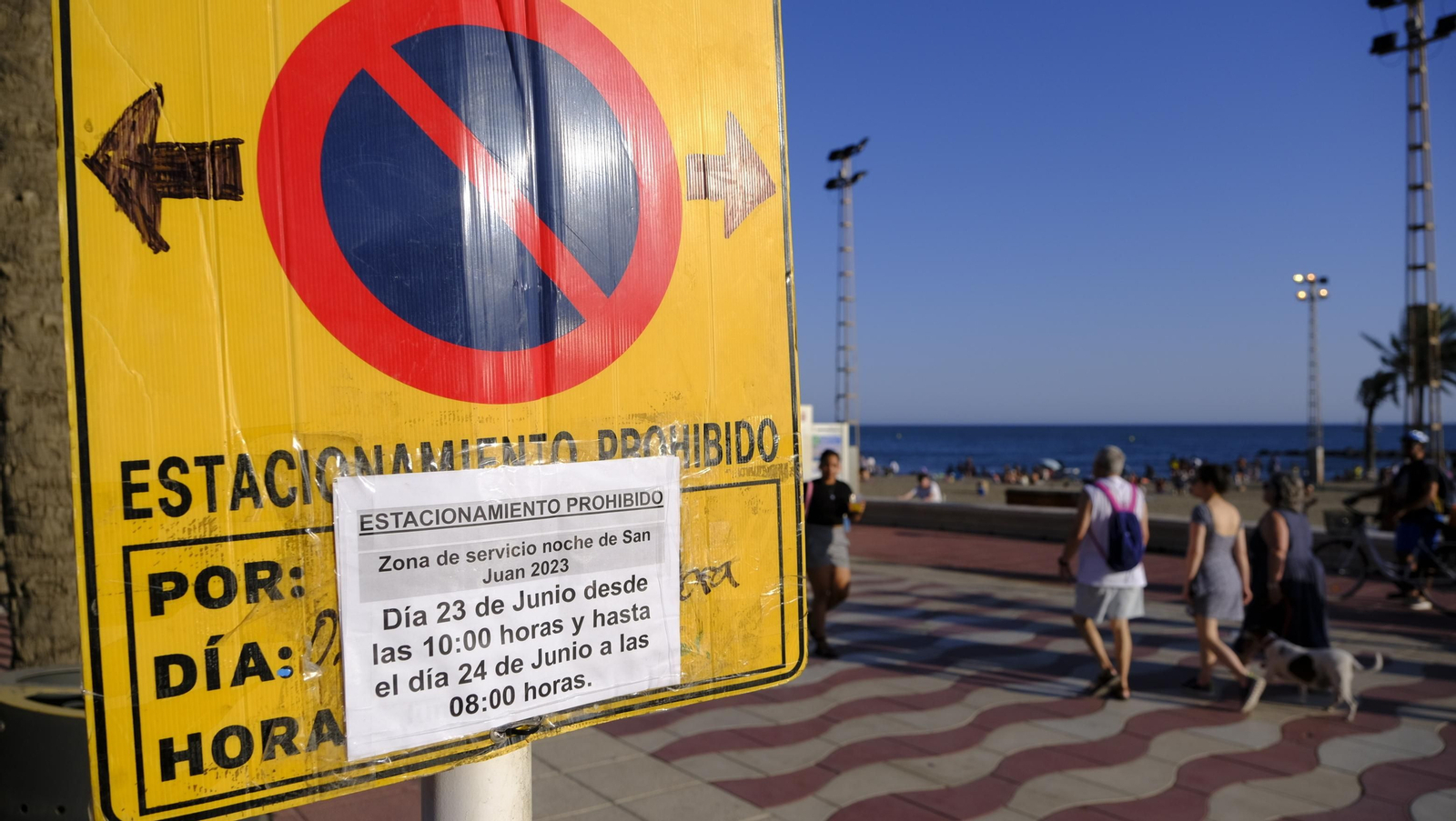 Imágenes de las hogueras de la Noche de San Juan en Almería capital