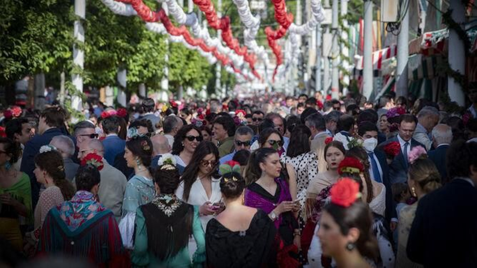 Multitudinaria celebración de la la Feria en Sevilla.