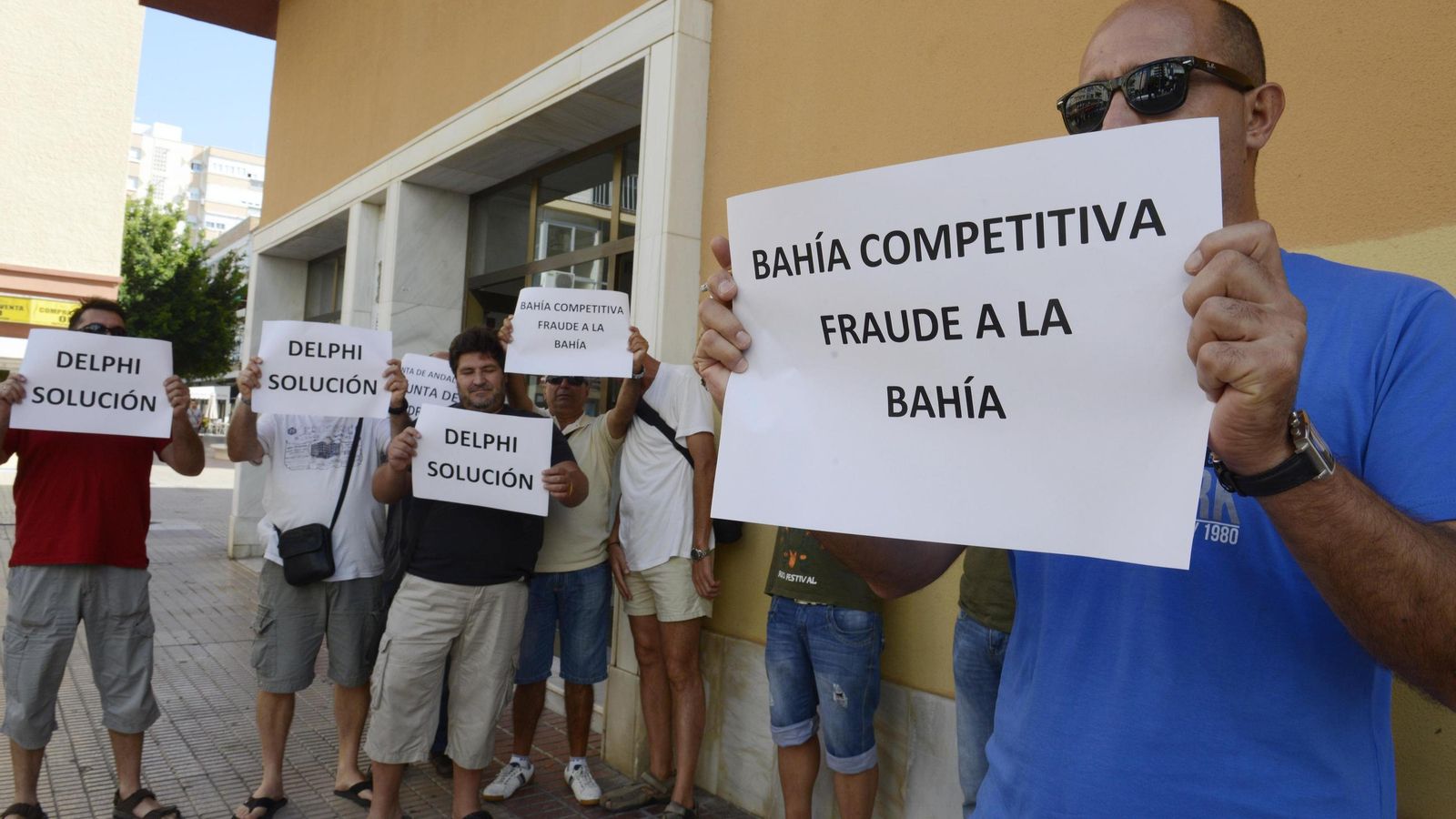Protesta de ex trabajadores de Delphi en la puerta de los juzgados durante las declaraciones por el caso Bahía Competitiva Protesta de ex trabajadores de Delphi en la puerta de los juzgados durante las declaraciones por el caso Bahía Competitiva