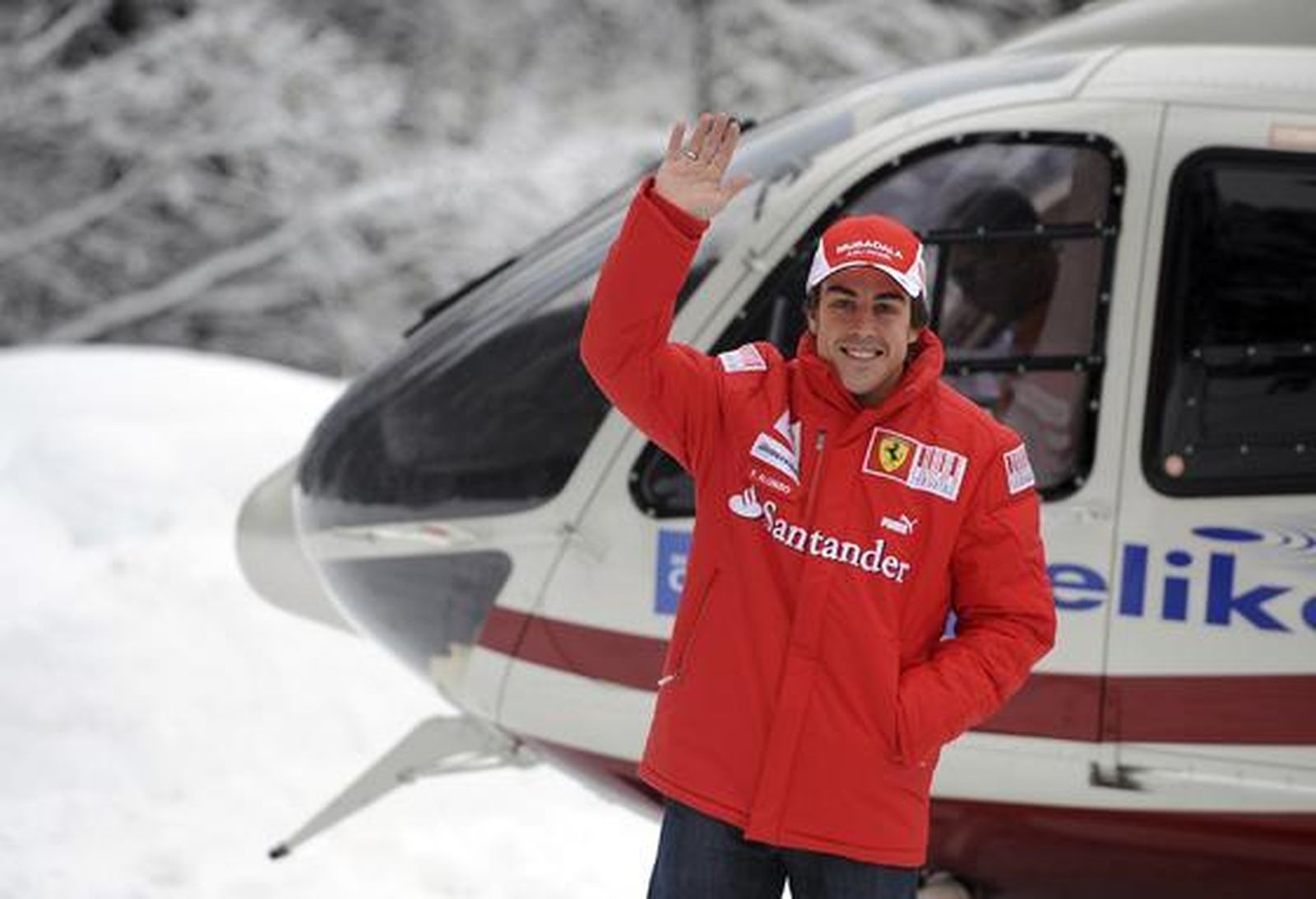 Alonso saluda en la concentración de Ferrari en Madonna di Campiglio.  Foto: Agencias
