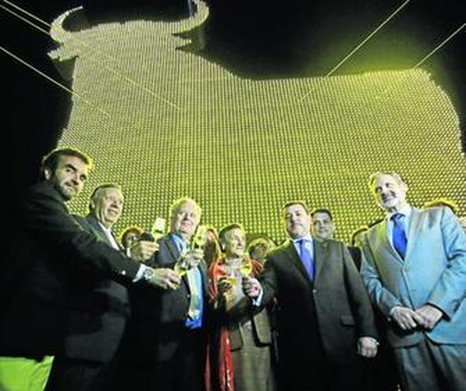 Las autoridades que acudieron al encendido del alumbrado, junto a la persona encargada de accionar el botón, Pilar Gómez de Terreros. No pudo faltar un brindis con Fino de la tierra.