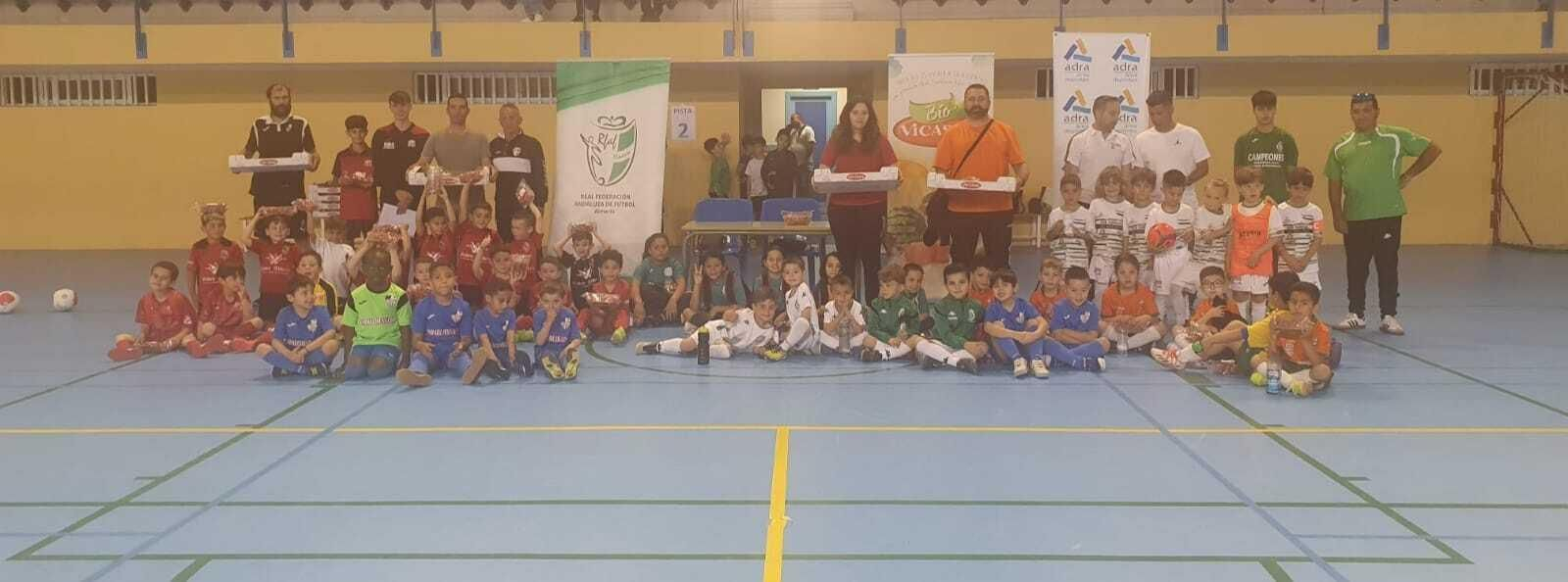 Foto de familia con algunos de los equipos participantes en una nueva concentración de la liga Bebé de fútbol sala.