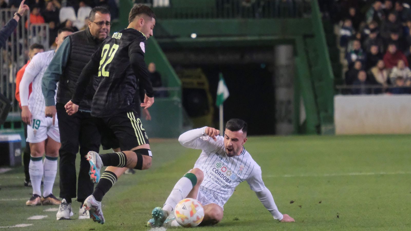 Puga (Córdoba CF) rebaña el balón ante Aranda, del Real Madrid Castilla.