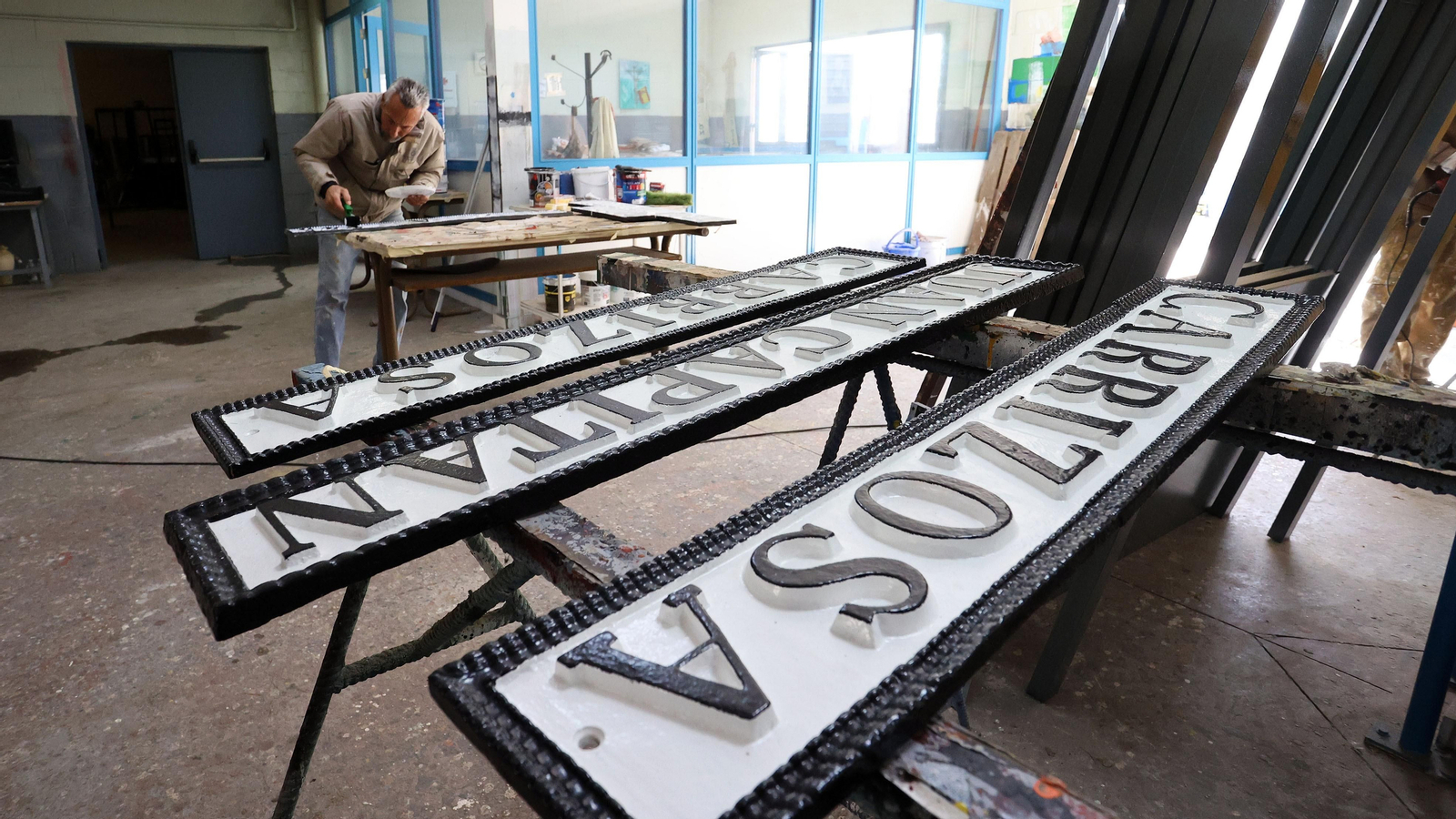 Trabajos de restauración del callejero de Jerez