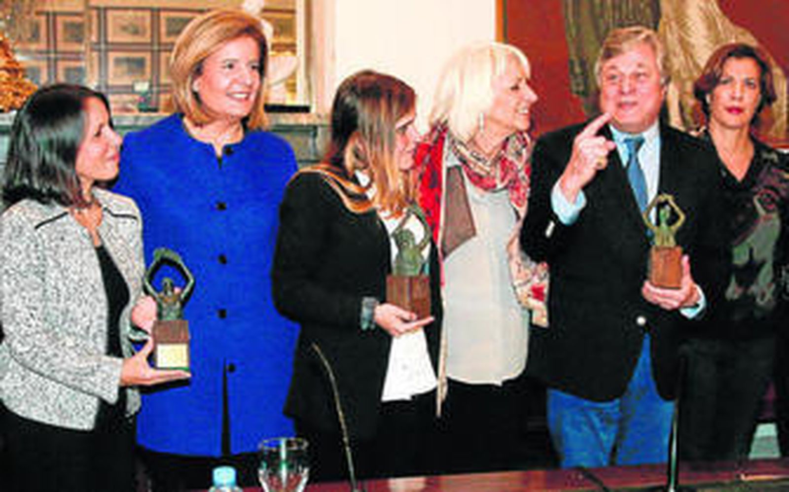 La ex alcaldesa de Cádiz, Teófila Martínez, y la ministra de Empleo, Fátima Báñez, acompañaron el viernes a los familiares de los opositores venezolanos.